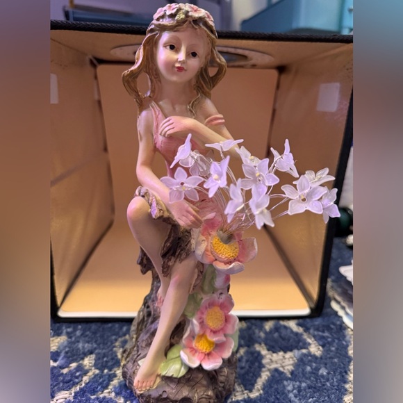 Beautiful girl with led glowing flowers - Picture 5 of 10